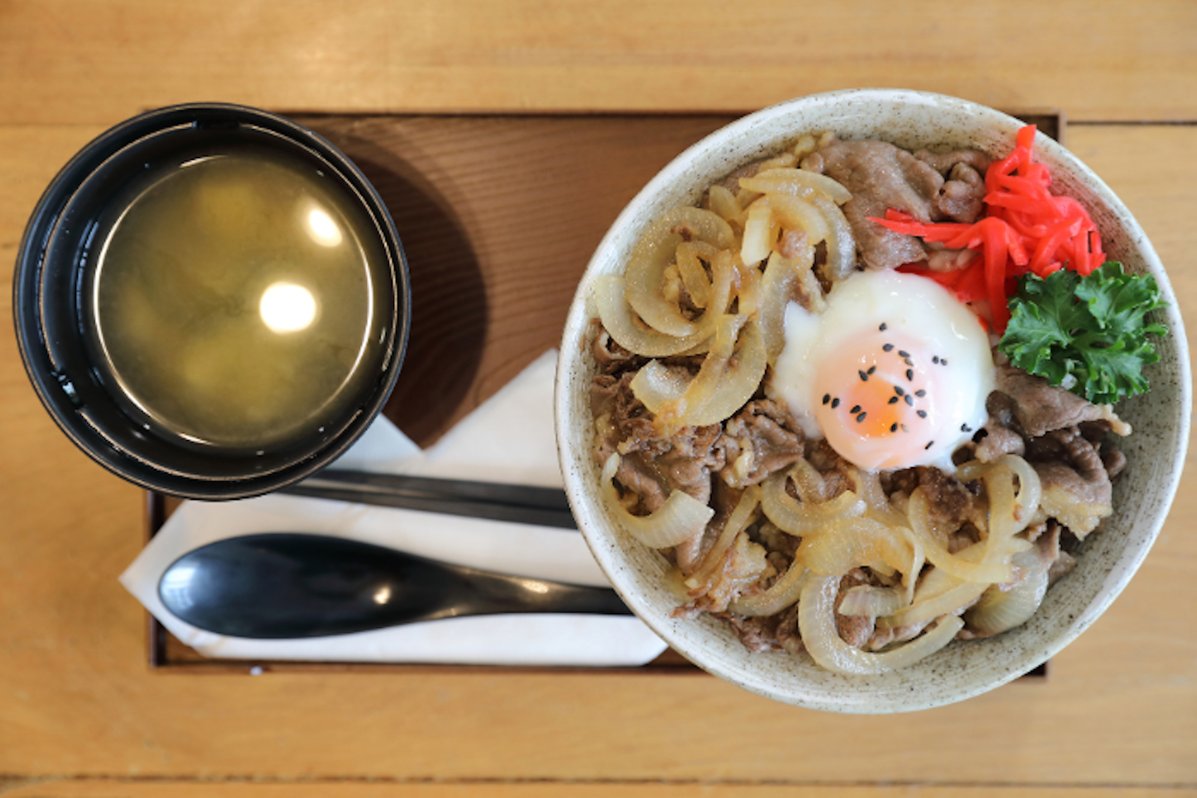 Authentisches Gyudon (牛丼) : Einfach und köstlich, japanische Rindfleischschale mit leckerem halbgekochtem Ei.