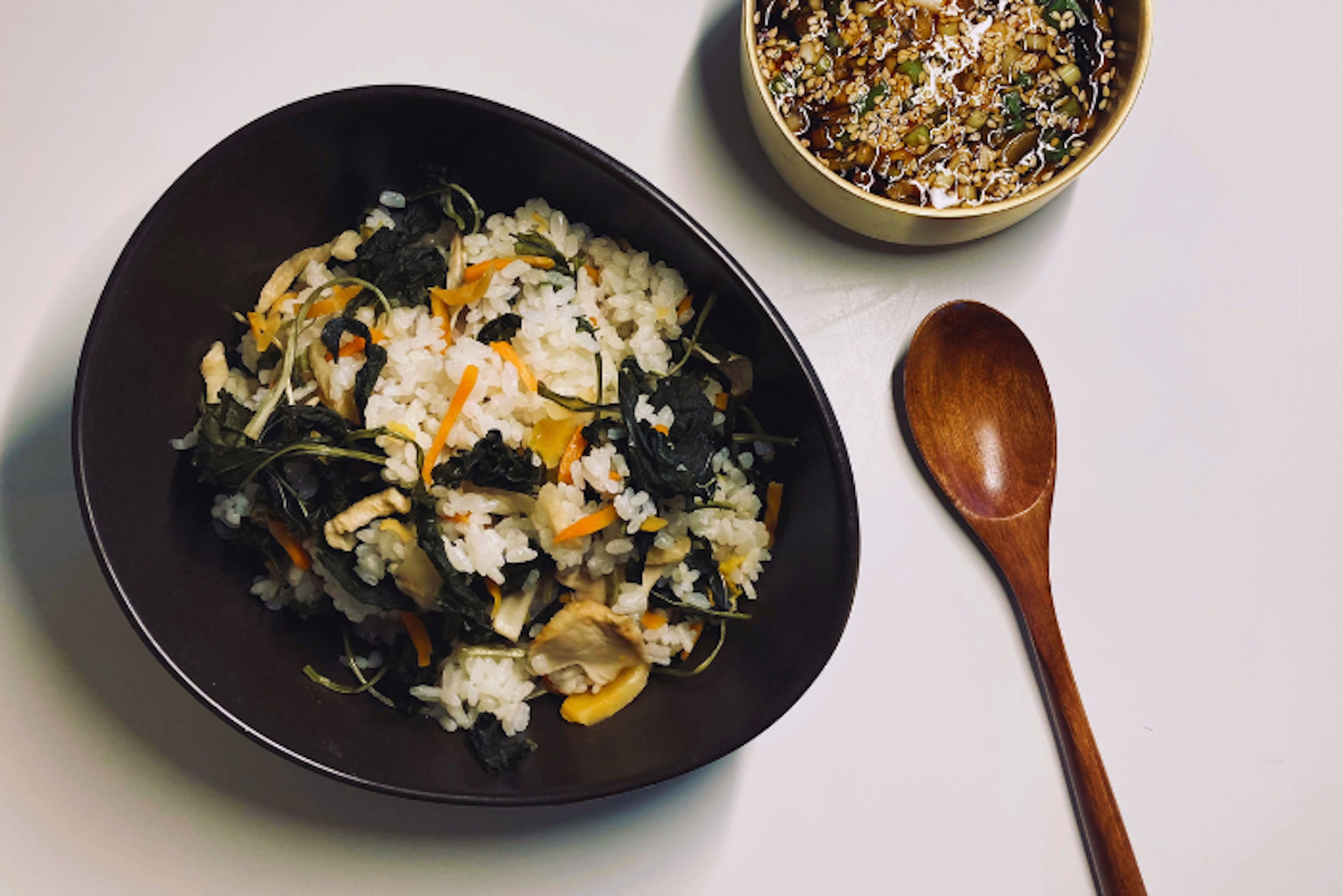 Nahrhaftes Namul Bap: Würziger Reis mit Sojasprossen und Sojasoßen-Mix