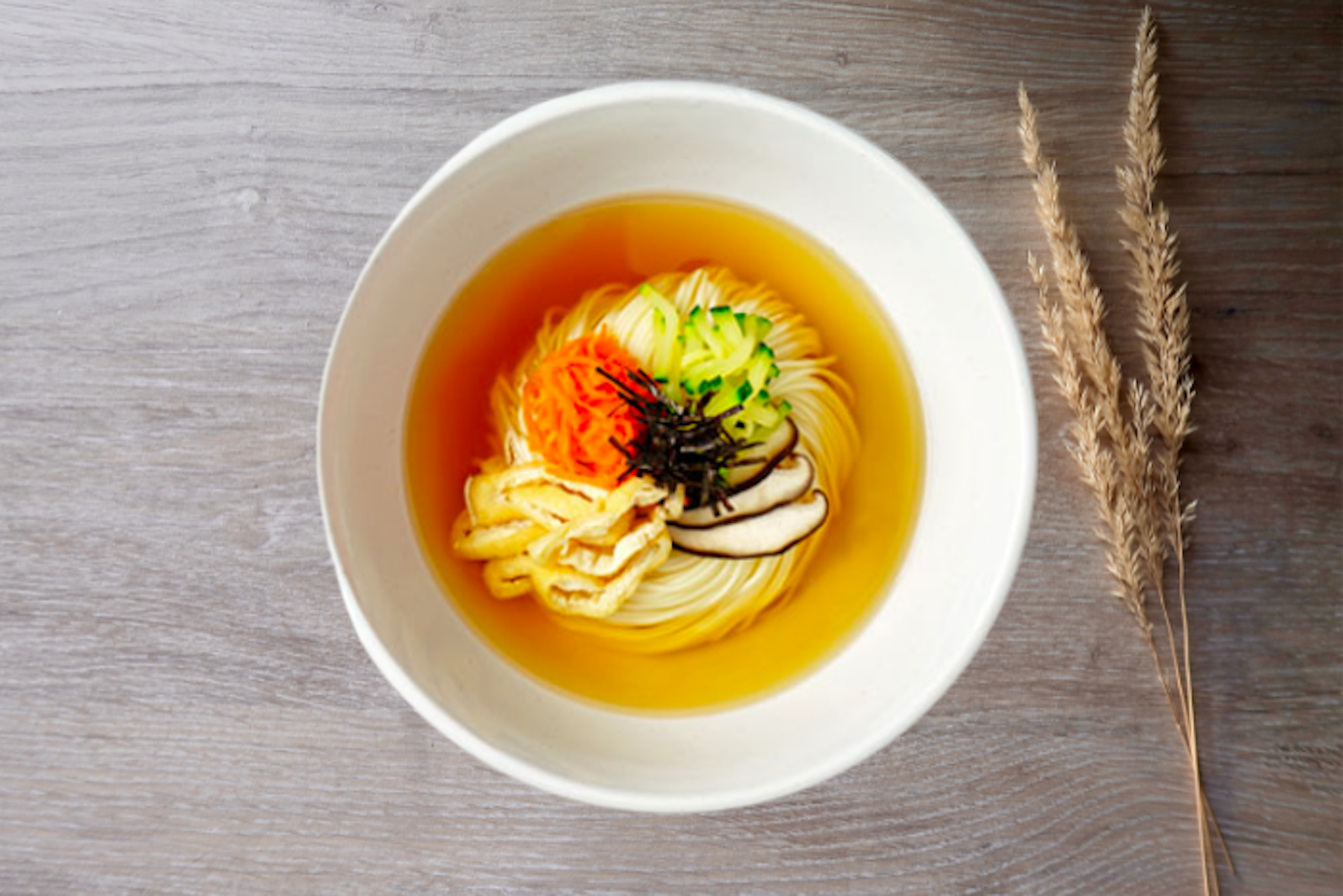 Janchi Guksu: Wärmende koreanische Nudeln mit Sardellenbrühe und veganen Toppings