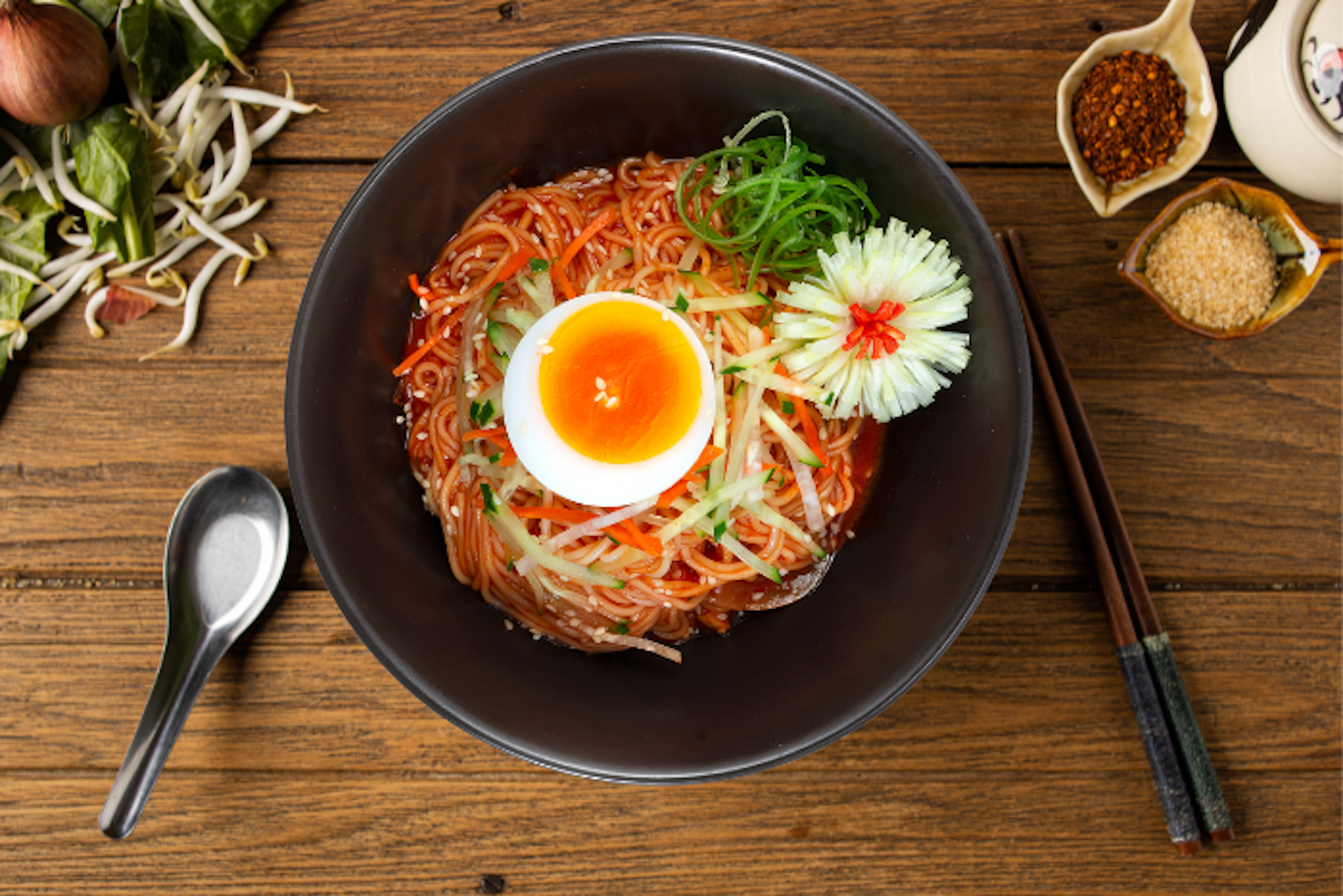 Bibim Guksu: Vegane Kaltnudeln mit frischem Gemüse und koreanischer Gochujang-Sauce
